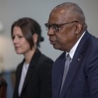 Fotografía de archivo del secretario de Defensa de Estados Unidos, Lloyd Austin, durante una reunión, el 15 de octubre de 2024. EFE/EPA/Shawn Thew