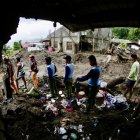 Talisay (Philippines), 26/10/2024.- Firefighters and police work on the site of a landslide during a search and rescue operation in the aftermath of Tropical Storm Trami, in the town of Talisay, Batangas province, Philippines, 26 October 2024. At least 82 people were killed and more than 250,000 villagers were forced to flee their homes as Tropical Storm Trami barreled in the Philippines, officials said on October 25. Trami dumped heavy rain, triggering widespread flooding and landslides. (tormenta, deslizamiento de tierras, Filipinas) EFE/EPA/FRANCIS R. MALASIG