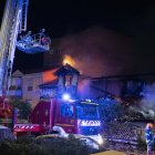 Santander, 26 oct (EFE).- Una explosión de gas ha provocado esta madrugada el derrumbe de un edificio de la calle de La Albericia, en Santander, y se busca a tres personas que podían estar en el interior del inmueble. El siniestro se ha producido sobre las 4.00 horas de esta madrugada en el número 22 de la calle de La Albericia de la capital cántabra y ha llevado a desalojar todos los edificios cercanos al afectado por la explosión.EFE/ Pedro Puente Hoyos