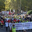 MADRID, 26/10/2024.- Manifestación de pensionistas bajo el lema 'La movilización nuestra fuerza', en defensa del sistema público de pensiones, este sábado, en Madrid. EFE/ Fernando Villar