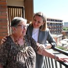 La consejera de Familia e Igualdad de Oportunidades, Isabel Blanco, con una residente durante una visita a un centro de mayores.