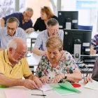 Personas mayores participan en un taller de tecnología