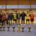 Los ganadores del corro Campeón de Campeones de lucha leonesa.