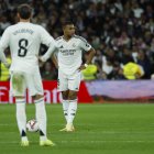 El delantero francés del Real Madrid Kylian Mbappé reacciona tras recibir un gol del delantero polaco del FC Barcelona Robert Lewandowski, durante el partido de la jornada 11 de LaLiga EA Sports entre el Real Madrid y el FC Barcelona, este sábado en el estadio Santiago Bernabéu, en Madrid. EFE/Juanjo Martín