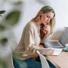 Mujer durante su búsqueda de trabajo.