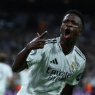 El delantero brasileño del Real Madrid Vinicius Jr. celebra un gol anotado en el encuentro de la Liga de Campeones contra el Borussia Dortmund en el estadio Santiago Bernabéu. EFE/ Kiko Huesca