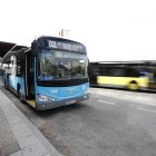 Imagen de archivo de dos autobuses en el madrileño intercambiador de Atocha. EFE/ Javier Lizón