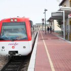 Un tren Feve a su llegada a la estación de la Asunción-Universidad.