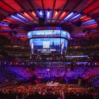 La gente comienza a ingresar al Madison Square Garden antes de que el candidato presidencial republicano y expresidente estadounidense Donald Trump realice un mitin en el lugar. EFE/Ssrah Yenesel