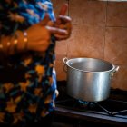 Imagen de archivo de una mujer cocinando en una cocina de gas. EFE/ Rayner Pena R