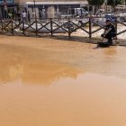 Consecuencias en Manacor (Mallorca) de la DANA, que ha dejado en la madrugada de este lunes una gran cantidad de precipitaciones en diferentes puntos de la isla. Una de las zonas más afectadas han sido Porto Cristo, donde Es Riuet (en la imagen) se ha desbordado, y Manacor, localidad ésta última en la que los bomberos trabajaban en achicar el agua en la Academia de Rafa Nadal. EFE/Cati Cladera