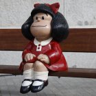 Vista de la escultura de Mafalda, célebre personaje de Quino, que Penguin Random House Grupo Editorial ha donado al Ayuntamiento de Madrid con motivo del 60 aniversario de su creación y el 10 aniversario del Premio Princesa de Asturias de la Comunicación, este lunes. EFE/ Blanca Millez