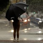 Una mujer se resguarda de la lluvia bajo un paraguas este martes en Málaga.EFE/Jorge Zapata.