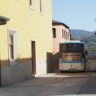 Autobús urbano circulando este martes por el estrechón del Hospital de la Reina, en el barrio de San Andrés de Ponferrada.