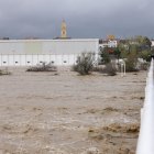 Dos personas contemplan el gran caudal del río Magre a su paso por Alfarp (Valencia) debido a las lluvias torrenciales que afectan a la Comunitat Valenciana, y especialmente a la provincia de Valencia, en la que se ha establecido el aviso rojo. EFE/Ana Escobar