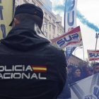 Protesta de agentes de Policía contra la ley de seguridad ciudadana frente a la Cámara Baja, cuyo pleno debate este martes si inicia la tramitación por la vía de urgencia de la reforma de esta ley, conocida como ley mordaza EFE/ Chema Moya