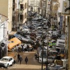 Vehículos amontonados en una calle tras las intensas lluvias de la fuerte dana que afecta especialmente el sur y el este de la península ibérica, este miércoles en Picaña (VaAlencia). EFE/Biel Aliño