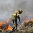 Un bombero forestal actúa en el foco de un incendio.