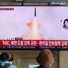 Varias personas ven las noticias sobre el lanzamiento por parte de Corea del Norte de un nuevo misil balístico intercontinental de combustible sólido en la estación de Seúl, Corea del Sur, el 31 de octubre de 2024