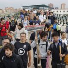 Miles de personas se desplazan desde Valencia a La Torre para ayudar a los afectados por las inundaciones causadas por la Dana, este viernes.