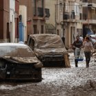 Vecinos de Paiporta trabajan en la limpieza de calles, locales y viviendas de la localidad junto a una montaña de vehículos arrastrados por la corriente, este viernes. Las víctimas mortales en la provincia de Valencia a causa de la devastadora dana ha aumentado este viernes hasta las 205, según el último recuento facilitado por el Centro de Emergencias de la Generalitat Valenciana. EFE/Biel Aliño