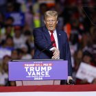 El candidato presidencial republicano Donald J. Trump habla durante un evento de campaña en el Fiserv Forum en Milwaukee, Wisconsin, EE. UU., el 01 de noviembre de 2024. EFE/EPA/JEFFREY PHELPS