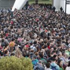 VALENCIA, 02/11/2024.- Miles de personas se han acercado este sábado hasta la Ciudad de las Artes y las Ciencias para presentarse como voluntarios para ayudar en las labores de reconstrucción de las localidades afectadas por la dana. Con más de 200 muertos a causa de la dana, la mayoría en la provincia de Valencia, la solidaridad ciudadana se abre paso desde toda España para hacer llegar ayuda a los damnificados, atendidos por miles de voluntarios en las zonas más afectadas y en medio del dolor por las víctimas en el tercer día de luto oficial. EFE/Manuel Bruque