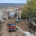 Operarios preparan el terreno para mejorar el acceso a la zona más afectada de Letur, en la provincia de Albacete, este sábado. EFE/ Manu