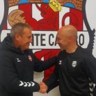 El presidente del Puente Castro, José Ramón Rodríguez, da la bienvenida a Javi Díez al club arlequinado.