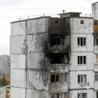 Edificio dañado por un ataque con drones en una zona residencial de Kev, el 2 de noviembre de 2024. EFE/EPA/SERGEY DOLZHENKO