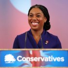 La nueva líder del Partido Conservadorbritánico, Kemi Badenoch, pronuncia un discurso tras ser elegida en Londres. EFE/EPA/ANDY RAIN