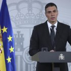 El presidente del Gobierno español, Pedro Sánchez, durante la declaración institucional desde el Palacio de la Moncloa, este sábado. EFE/Fernando Calvo/Pool Moncloa SOLO USO EDITORIAL/SOLO DISPONIBLE PARA ILUSTRAR LA NOTICIA QUE ACOMPAÑA (CRÉDITO OBLIGATORIO)