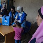 Fotografía de archivo de un niño palestino que recibe vacuna contra la polio en Deir al-Balah, en el centro de la Franja de Gaza. EFE/HAITHAM IMAD