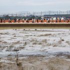 Voluntarios cruzan el río Turia desde Valencia en dirección a Paiporta para colaborar en las labores de limpieza y reconstrucción de las zonas afectadas por la dana, este domingo. EFE/Biel Aliño