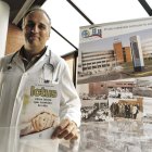 El neurólogo del Hospital del Bierzo, Ángel Fernández Díez, con el libro.