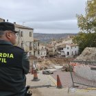 Un guardia civil vigila frente a la zona afectada por la riada en Letur, en la provincia de Albacete, este domingo. EFE/ Manu