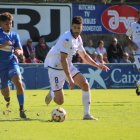 Barri se lleva el balón en un lance del partido ante el Amorebieta, con Sergi Maestre muy atento.