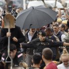 El rey Felipe (c), durante su visita a Paiporta este domingo. Gritos de 'fuera', así como lanzamiento de barro, están recibiendo a la comitiva de los reyes de España, el presidente del Gobierno, Pedro Sánchez, y el president de la Generalitat, Carlos Mazón, a su llegada al centro de Paiporta. Numerosas personas indignadas han recibido con insultos a la comitiva y se han encarado con ella, mientras que tanto el rey como la reina ha intentado mediar con jóvenes que se les han acercado.