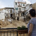 Una mujer observa varias casas dañadas en Chiva tras la dana este jueves. EFE/Kai Försterling