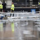 Bomberos y policía Nacional continúan en los trabajos de achique y búsqueda en el parking de Bonaire en Aldaia, Valencia, este lunes.