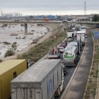 Vista del tráfico en la V30 a su paso por La Torre (Valencia) este lunes. La provincia de Valencia intenta retomar la actividad laboral y las clases en los colegios mientras continúan de forma intensa las labores de búsqueda de desaparecidos, de abastecimiento y atención a los damnificados, y de la limpieza de las calles y bajos de numerosos municipios, sobre los que ha vuelto a llover este domingo. EFE/Ana Escobar