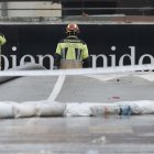 Bomberos y policía Nacional continúan en los trabajos de achique y búsqueda en el parking de Bonaire en Aldaia, Valencia, este lunes. La provincia de Valencia intenta retomar la actividad laboral y las clases en los colegios mientras continúan de forma intensa las labores de búsqueda de desaparecidos, de abastecimiento y atención a los damnificados, y de la limpieza de las calles y bajos de numerosos municipios, sobre los que ha vuelto a llover este domingo. EFE/Kai Försterling