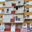 Fachada del bloque en la barriada Hermanas de la Cruz en la localidad sevillana de Utrera donde esta madrugada ha fallecido un matrimonio de unos 85 años en el incendio de su vivienda; su nieta ha resultado ilesa al poder salir a tiempo de la casa. EFE/ Juan Chicano