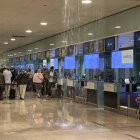 Goteras en el aeropuerto de El Prat en Barcelona este lunes.