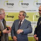 José Luis Sanz Merino, consejero de Movilidad y Transformación Digital, con el alcalde de Ponferrada y el vicepresidente de la FRMP.