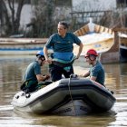 GEAS salen del embarcadero de El Palmar, en valencia, en busca de desaparecidos en la Albufera, este martes. Los servicios de emergencias desplegados en las zonas afectadas por la dana en la provincia de Valencia continúan este martes con la fase de búsqueda de posibles víctimas, para lo que se están utilizando también drones, especialmente en la zona del río Magro y de la Rambla del Poyo, que se complementa con unidades caninas de rastreo. Sobre el terreno están desplegados más de 1.700 bomberos de 42 organismos y 6.700 militares, un número que aumentará hasta los 7.800 en las próximas horas, según ha informado esta mañana Emergencias de la Generalitat. EFE/ Biel Alino