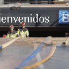 Efectivos del cuerpo de Bomberos salen del parking subterráneo del Centro Comercial Bonaire.