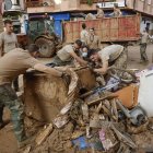 Un grupo de militares ayuda en labores de limpieza en el municipio valenciano de Sedaví este martes, tras el paso de la Dana. EFE/ Biel Alino