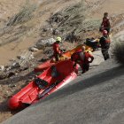 Miembros de la UME y de los bomberos trabajan este martes en la búsqueda de víctimas mortales a causa de las inundaciones de la Dana en el cauce del río Turia en Valencia. EFE/ J.J. Guillén