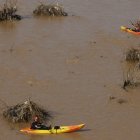 Miembros de la UME y de los bomberos trabajan este martes en la búsqueda de víctimas mortales a causa de las inundaciones de la Dana en el cauce del río Turia en Valencia. EFE/ J.J. Guillén